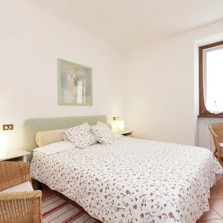Modern Apartment with Private Garden near Lake in Lombardy Appartement